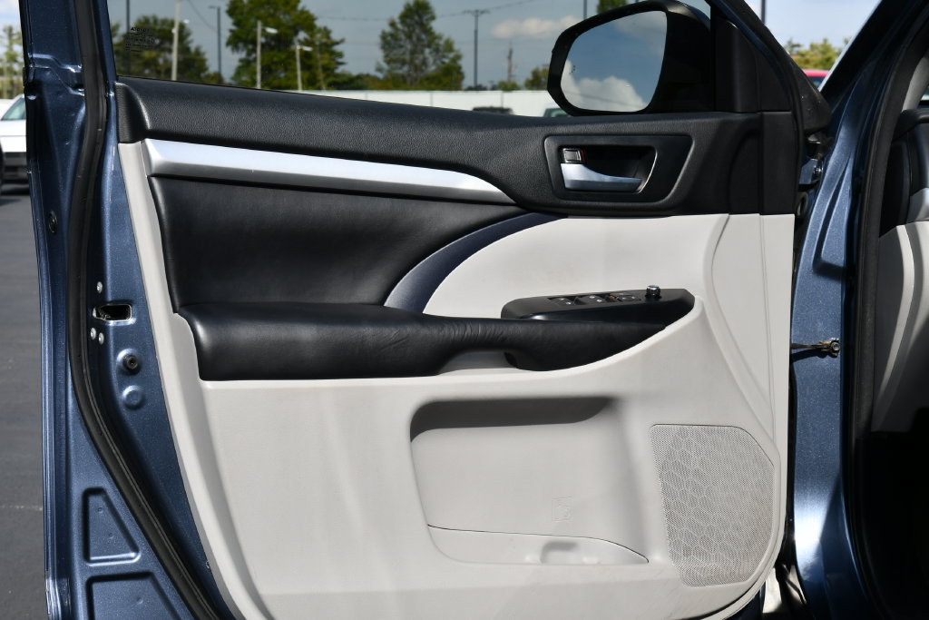 Used 2018 Toyota Highlander XLE AWD/4WD image 11