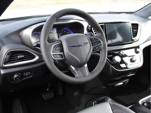 New 2026 Chrysler Pacifica Select image 12