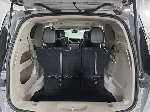 Used 2023 Chrysler Pacifica Touring-L image 13