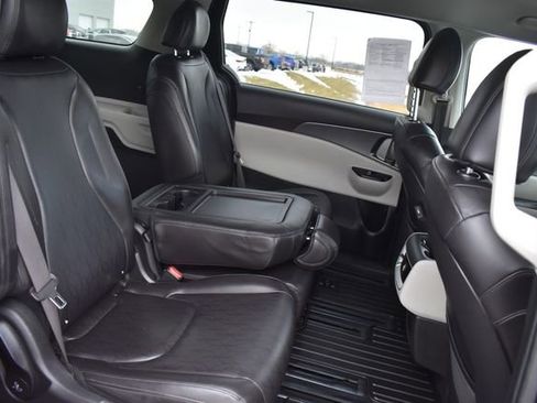 Used 2024 Kia Carnival LX FWD image 14