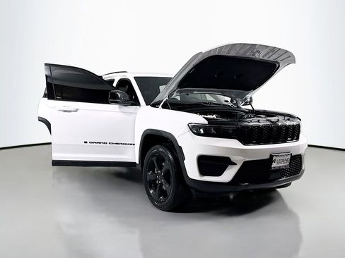 Used 2023 Jeep Grand Cherokee Altitude AWD/4WD image 18