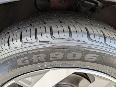 Used 2024 Hyundai Venue FWD image 11