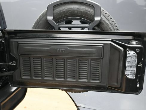 Used 2023 Jeep Wrangler Unlimited Sahara w/ Cold Weather Group AWD/4WD image 14