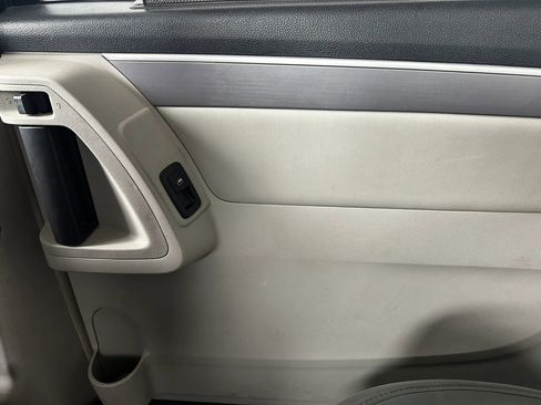 Used 2011 Volkswagen Routan SE FWD image 17