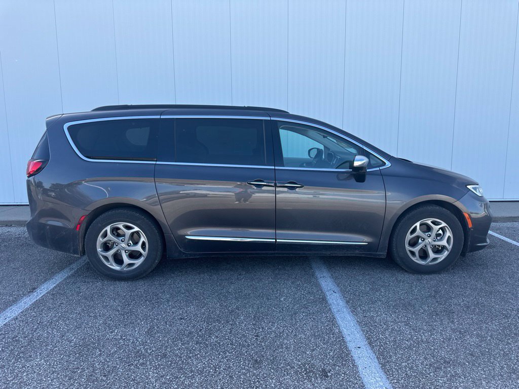 Used 2023 Chrysler Pacifica Limited w/ Uconnect Theater Family Group FWD image 9