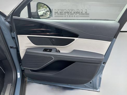 Used 2025 Lincoln Nautilus Premier image 32