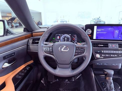 Certified 2025 Lexus ES 300h w/ Premium Package FWD image 17