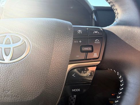 Used 2025 Toyota Camry SE image 18