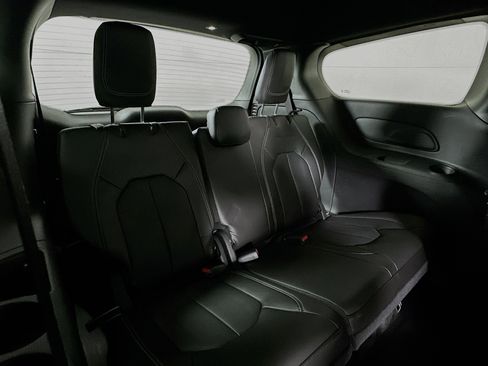 Used 2025 Chrysler Voyager LX image 25