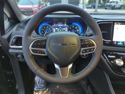 Used 2026 Chrysler Pacifica Limited FWD image 10