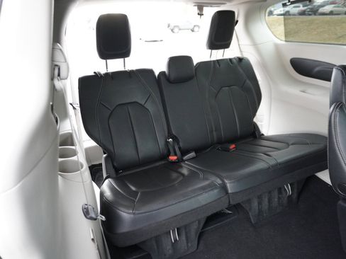 Used 2022 Chrysler Pacifica Touring-L image 21