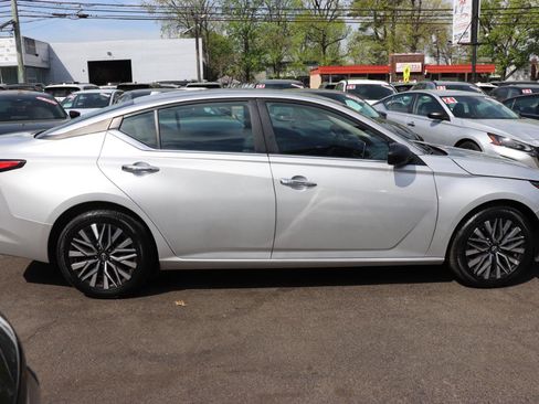 Used 2024 Nissan Altima 2.5 SV image 6