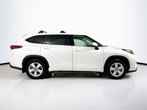 Used 2022 Toyota Highlander LE image 4