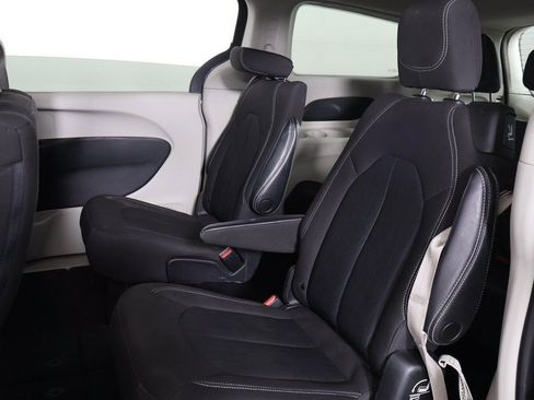Used 2023 Chrysler Voyager LX image 29