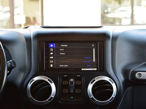 Used 2013 Jeep Wrangler Unlimited Rubicon w/ Connectivity Group AWD/4WD image 15