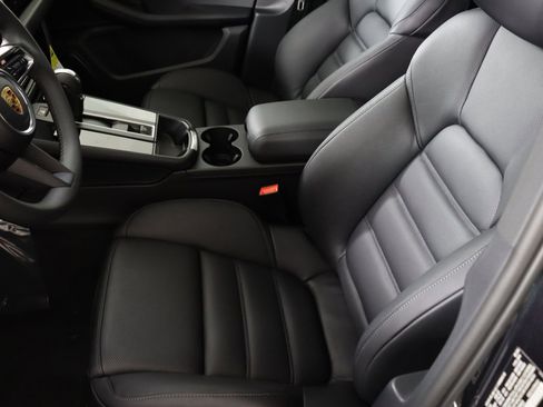 Certified 2025 Porsche Macan AWD/4WD image 4