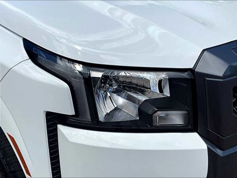 Used 2025 Nissan Frontier SV image 32