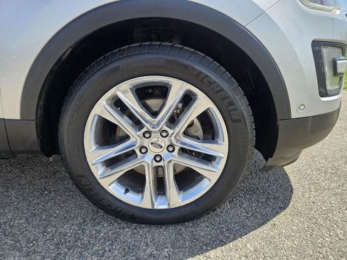 Used 2017 Ford Explorer Limited w/ Equipment Group 301A FWD image 9