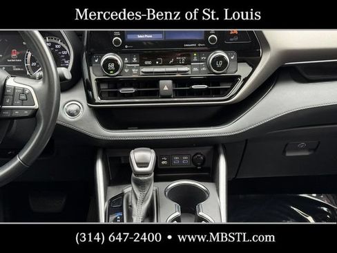 Used 2022 Toyota Highlander XLE FWD image 16