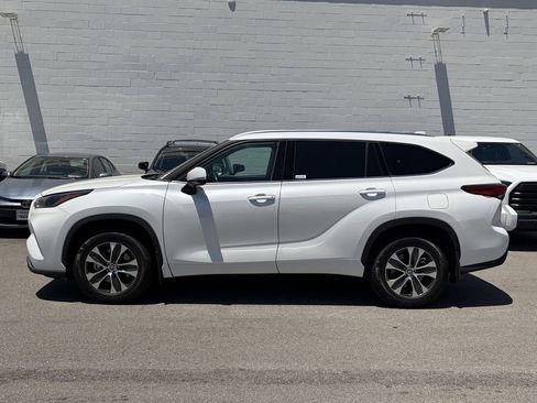 Used 2021 Toyota Highlander XLE AWD/4WD image 2