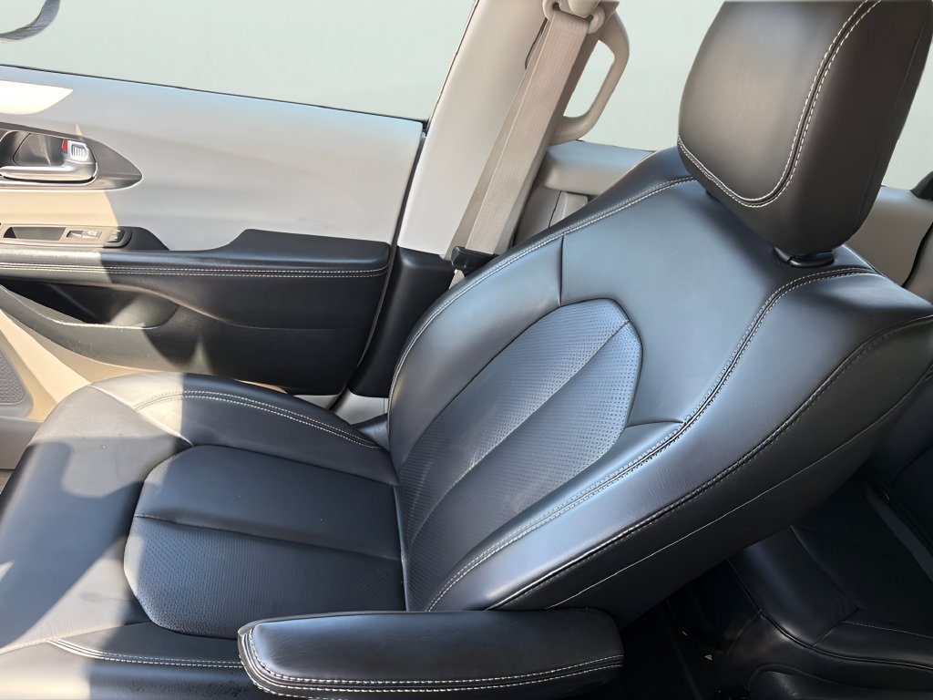 Used 2023 Chrysler Pacifica Touring-L FWD image 32
