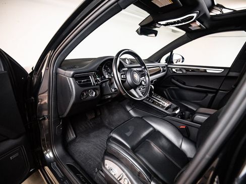 Certified 2024 Porsche Macan AWD/4WD image 4
