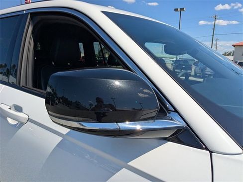 Used 2024 Jeep Grand Cherokee Limited image 12