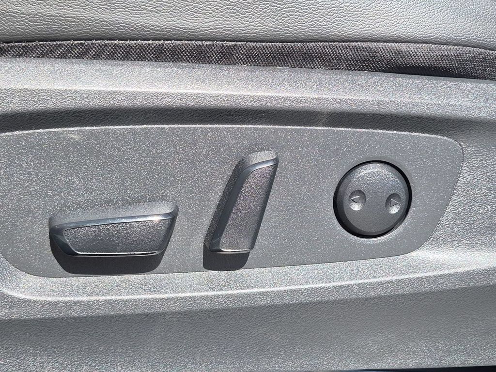 Used 2025 Nissan Pathfinder SL AWD/4WD image 16