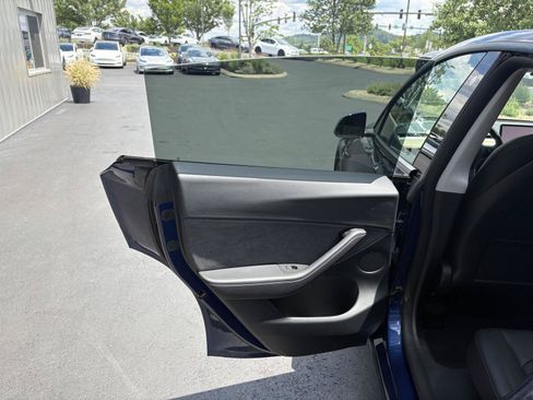 Used 2022 Tesla Model Y Long Range AWD/4WD image 17