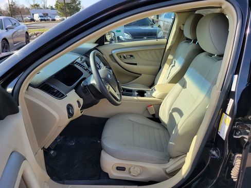 Used 2017 Ford Taurus SE image 2