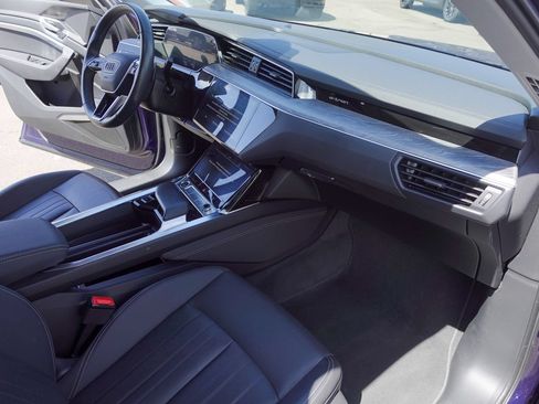 Used 2022 Audi e-tron Premium Plus w/ Premium Plus Package AWD/4WD image 11
