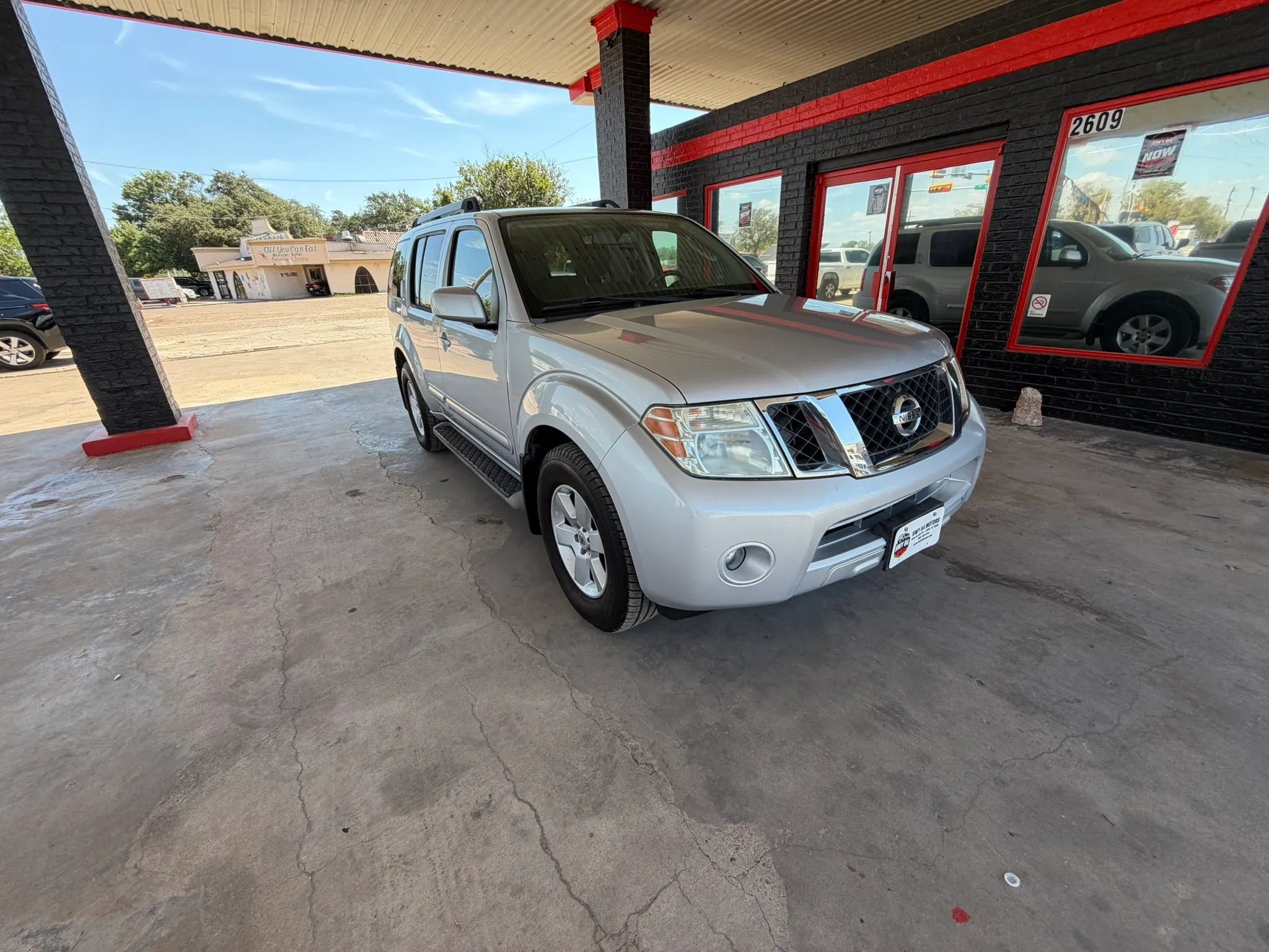 Used 2011 Nissan Pathfinder SV RWD image 3
