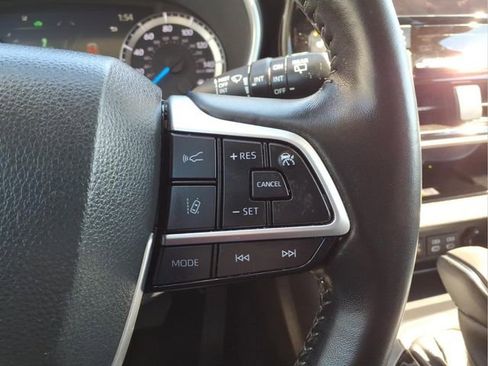 Used 2023 Toyota Highlander XLE image 17