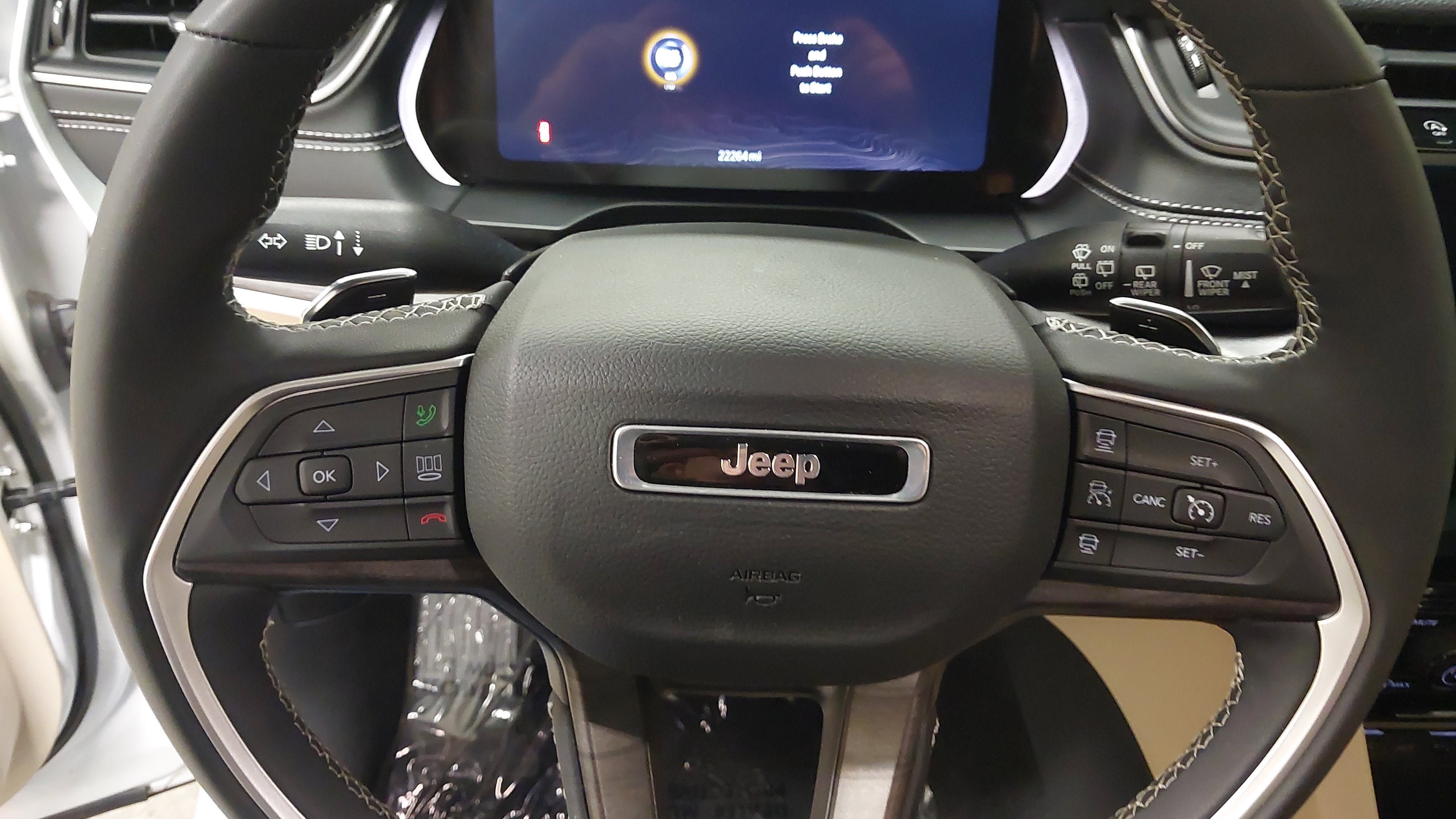 Used 2025 Jeep Grand Cherokee Limited w/ Black Appearance Package AWD/4WD image 35