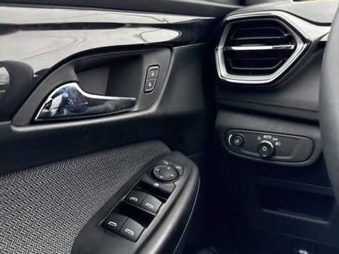 Used 2025 Chevrolet TrailBlazer LT w/ LT Cold Weather Package image 22