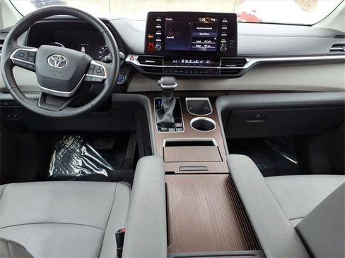 Certified 2021 Toyota Sienna XLE image 13