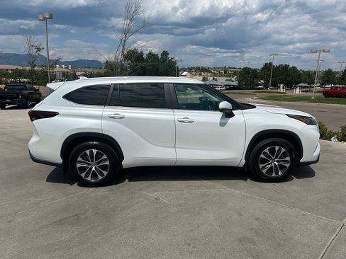 Used 2026 Toyota Highlander AWD image 9