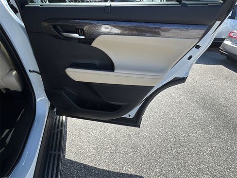 Used 2024 Toyota Highlander Limited image 16