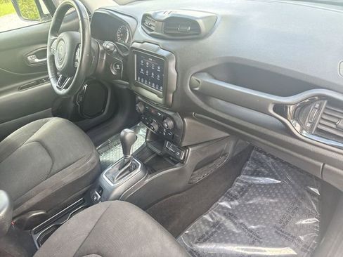 Used 2020 Jeep Renegade Altitude FWD image 30