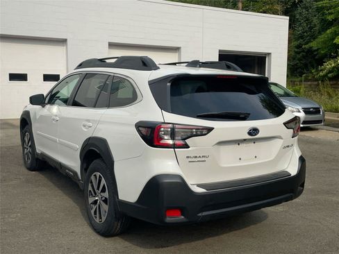 Used 2025 Subaru Outback Premium AWD/4WD image 3
