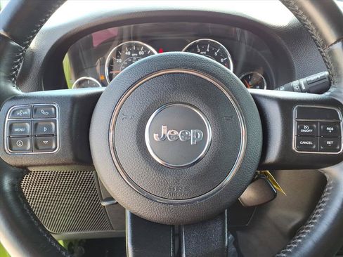 Used 2017 Jeep Wrangler Unlimited Rubicon w/ Connectivity Group AWD/4WD image 11