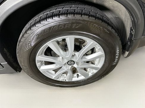 Used 2018 Nissan Rogue SV image 11