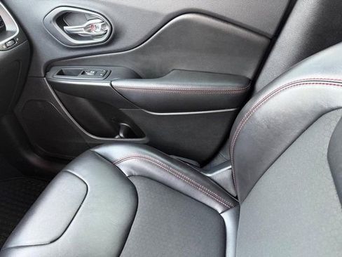 Used 2019 Jeep Cherokee Trailhawk w/ Cold Weather Group image 28