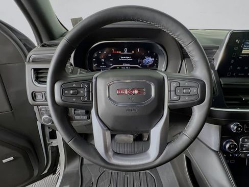 Used 2024 GMC Yukon XL SLT w/ SLT Luxury Package image 12