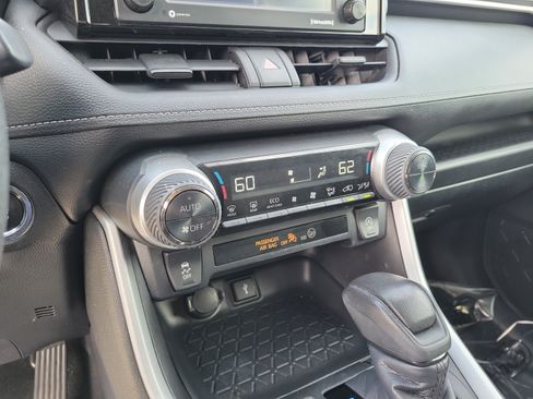 Used 2022 Toyota RAV4 XLE w/ Convenience Package FWD image 19