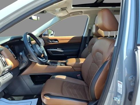 Certified 2025 Nissan Pathfinder Platinum AWD/4WD image 21