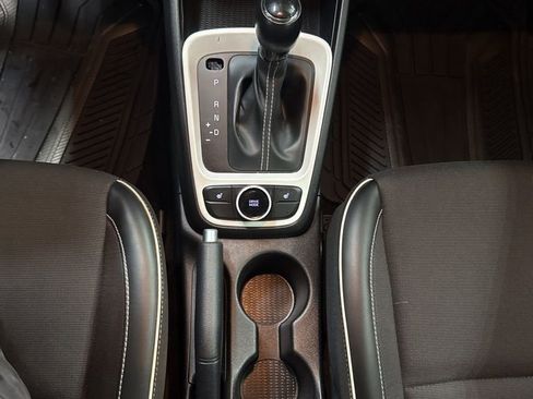 Used 2022 Hyundai Venue Limited image 20