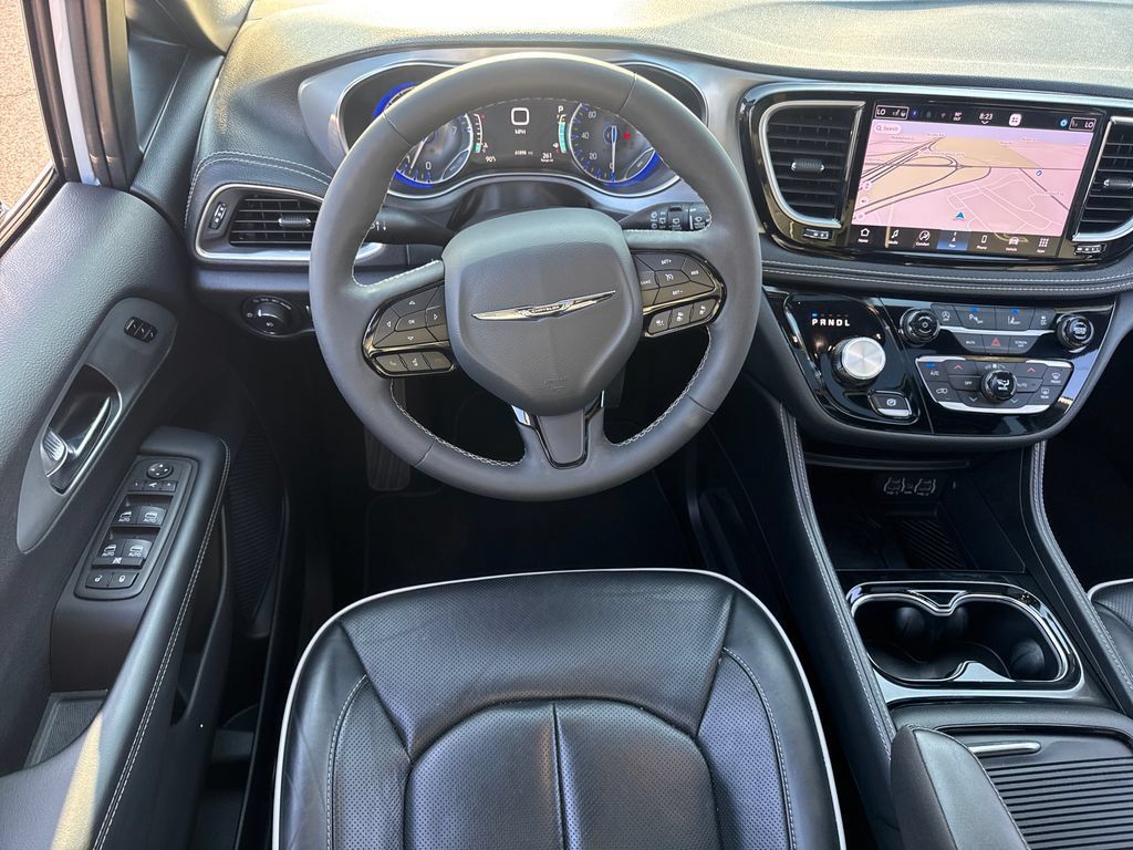 Used 2025 Chrysler Pacifica Limited FWD image 15