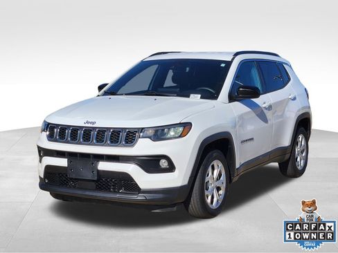 Used 2024 Jeep Compass Latitude image 3