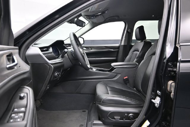 Used 2023 Jeep Grand Cherokee Limited w/ Black Appearance Package AWD/4WD image 20
